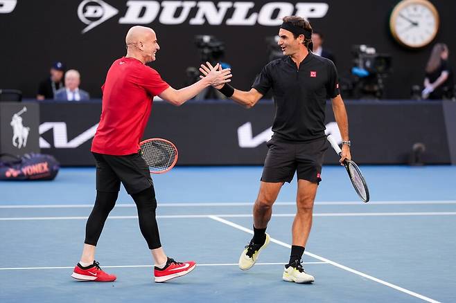 올해 호주오픈 개막 기념 시범경기에 참가한 로저 페더러와 안드레 애거시. GettyimagesKorea
