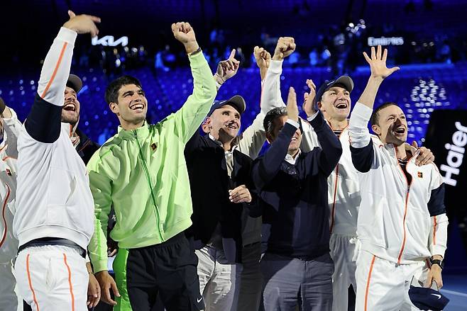 호주오픈 우승을 자축하는 알카라스와 팀원들