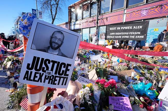 지난달 31일 미네소타주 미니애폴리스에 마련된 앨릭스 프레티 추모 공간의 모습. 미니애폴리스=AP 뉴시스