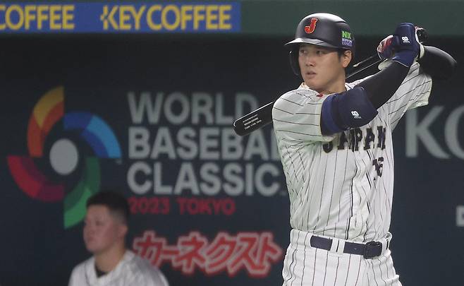 9일 오후 일본 도쿄돔에서 열린 2023 월드베이스볼클래식(WBC) B조 1라운드 중국과 일본의 경기, 일본 대표팀 오타니가 2회말 2사 만루 상황에서 몸을 풀고 있다. 2023.3.9 뉴스1