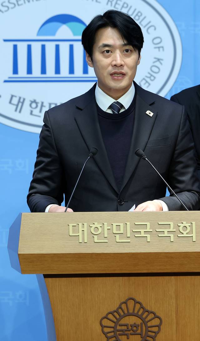 한준호 더불어민주당 의원이 지난해 12월 1일 서울 여의도 국회 소통관에서 대장동 개발 초기 민간사업자 정재창에 대한 감찰과 수사 촉구 기자회견을 하고 있다. [연합뉴스]