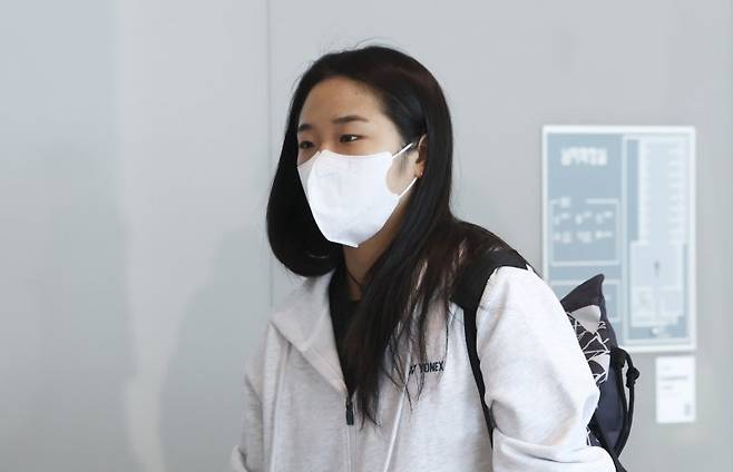 대한민국 배드민턴 국가대표팀 안세영이 1일 인천 중구 인천국제공항 제2여객터미널에서 2026 아시아 남·여 단체 배드민턴선수권대회에 출전하기 위해 출국장으로 이동하고 있다. 내달 3일부터 8일까지 6일 간 진행되는 이번 대회는 대회 4강에 올라야 오는 4월 덴마크에서 열리는 세계 남·여 단체 배드민턴선수권대회 출전권을 획득한다.뉴시스