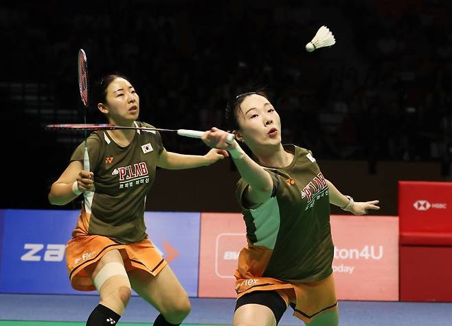 경기도 수원체육관에서 열린 세계배드민턴연맹(BWF) 월드투어 슈퍼 500 코리아오픈 여자복식 결승에서 김혜정과 공희용이 일본 이와나가, 나카니시와 경기를 하고 있다.연합뉴스