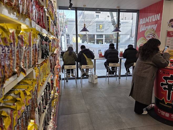 지난달 30일 서울 CU 홍대상상점에서 중국인 방문객들이 라면을 먹고 있다. 사진=박경호 기자