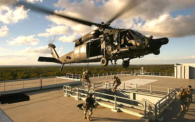 델타포스 요원들이 훈련 상황에서 MH-60 블랙호크를 이용해 주간 작전 지역으로 투입되고 있다. 미 육군 최정예 부대인 델타포스는 주로 제75레인저연대, 그린베레 등 특수부대 출신들이 지원하지만 최종 선발률은 4~8%에 불과할 만큼 엄격한 선발 과정을 거친다. 미 국방부 영상정보배포시스템(DVIDS)