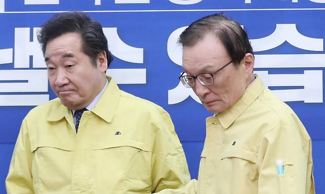 2020년 3월6일 오전 서울 여의도 국회에서 열린 더불어민주당 선거대책위원회 회의에서 이낙연, 이해찬 상임선대위원장이 입장하고 있다. 연합뉴스