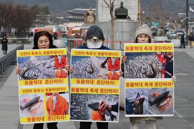 ‘2026 화천산천어축제’ 개막을 나흘 앞둔 지난달 6일, 서울 종로구 광화문광장에서 한국동물보호연합·한국비건연대 등 시민단체 회원들이 기자회견을 열고 산천어축제 중단을 촉구하고 있다. 하상윤 기자