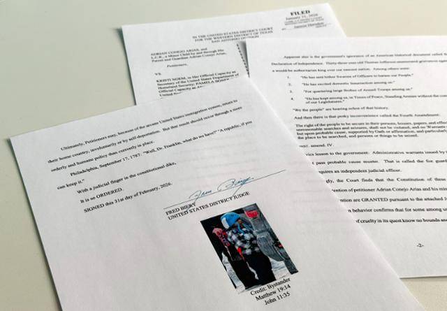 프레드 비어리 텍사스 연방서부지법 판사는 지난달 31일 5세 어린이 리암 코네호 라모스와 그의 아버지의 석방을 명령했다. 사진은 법원 명령서에 담긴 성경 구절과 리암의 구금 당시 사진. AP 연합뉴스