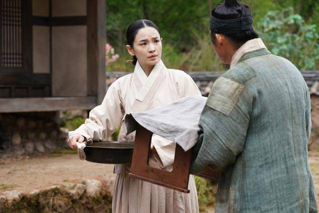 영화 '왕과 사는 남자'에서 궁녀 매화 역을 통해 열연을 예고한 배우 전미도가 유해진, 박지훈 등과 호흡을 맞춘 소감을 밝혔다. 쇼박스 제공