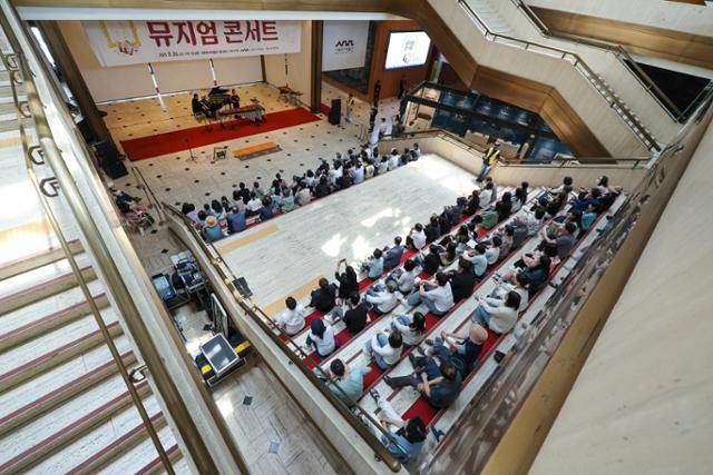 최병구 서울역사박물관장은 1일 올해 박물관 사업계획을 발표하면서 "박물관이 시민과의 연결을 강화하는 해가 되도록 하겠다"고 밝혔다. 사진은 2023년 5월 서울역사박물관 로비에서 서울시립교향악단 무료 시민공연이 진행되고 있는 모습. 연합뉴스