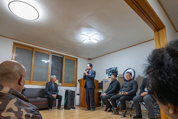 우기수 경남도의원이 지난 30일 경남 창녕군 남지읍 월상마을회관에서 열린 '창녕 강변여과수 부산공급 관련 주민설명회'에서 발언하고 있다. [사진=창녕군강변여과수대책위원회]