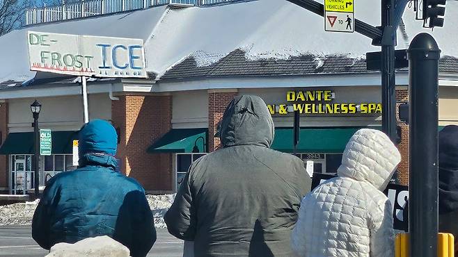 온도가 영하 13도까지 떨어진 지난달 31일(현지시간) 오전 버지니아 페어팩스시티 중심가에 시민 100여명이 모여 트럼프 행정부의 강경한 이민정책에 반대하는 시위를 벌였다. 버지니아=강태화 특파원