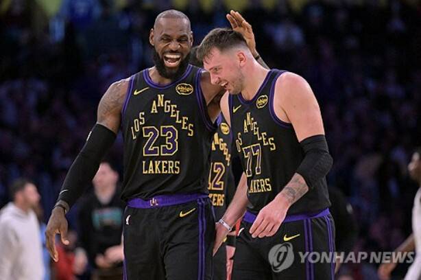 ‘레이커스에서 은퇴하길 바라지만…’ 르브론, 현역 연장하면 경쟁 참전할 팀은?