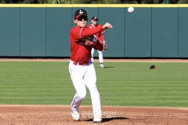 ▲ SSG 랜더스 내야수 정준재가 지난달 23일 시작된 미국 플로리다 1차 스프링캠프에서 수비 훈련에 임하고 있다. SSG 랜더스 제공
