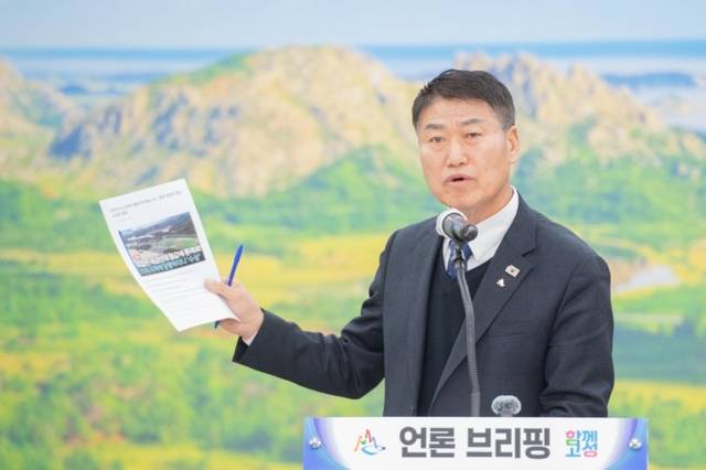 ▲ 함명준 고성군수가 30일  군청 재난상황실에서 송지호 관광단지 조성사업에 따른 그동안의 추진 과정과 일부 왜곡 보도에 대한 공식 입장을 밝히며 사업 추진 본격화 의지를 피력했다.