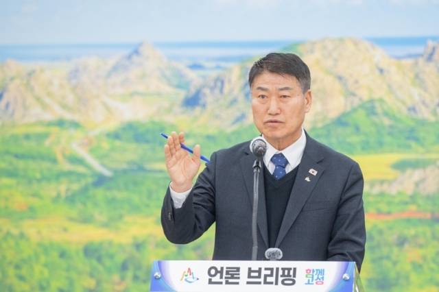 ▲ 함명준 고성군수가 송지호 관광단지 조성사업과 관련한 공식 입장을 밝히며 사업 추진에 속도를 내겠다고 밝히고 있다.