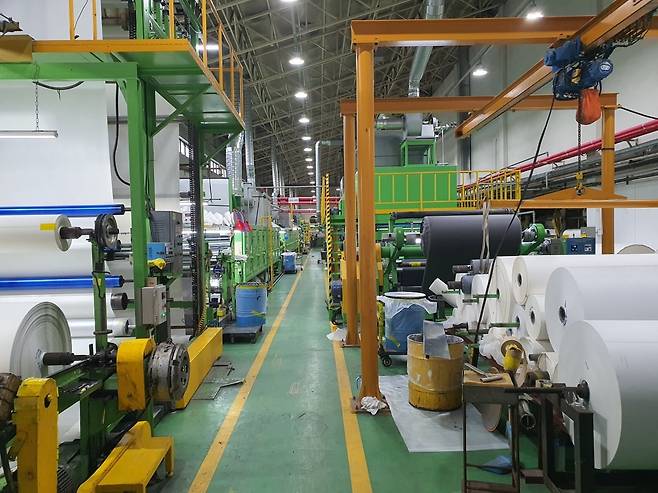 디케이앤디 안산 공장 내부. 안산=윤현주 기자