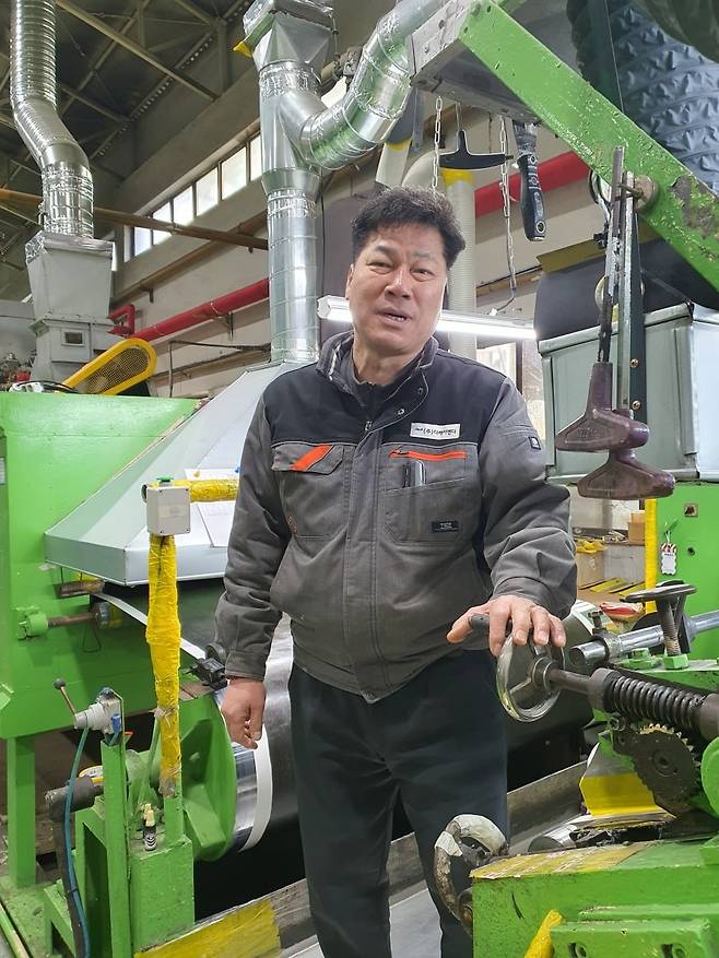 최정보 이사가 건식 라인 작업 과정을 설명하고 있다. 안산=윤현주 기자