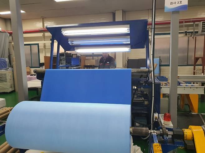 김영재 부장이 소재 품질 검사를 하고 있다. 안산=윤현주 기자