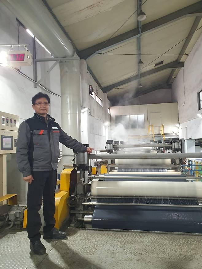 박상우 부장이 습식 라인을 설명하고 있다. 안산=윤현주 기자