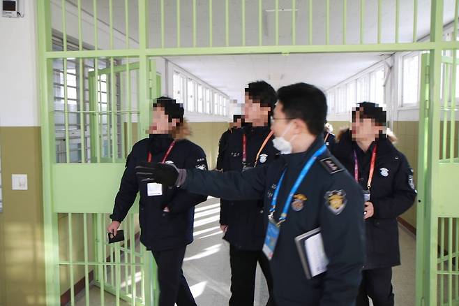 법무부 출입 기자단이 지난달 29일 화성직업훈련교도소를 찾아 내부를 둘러보고 있다. 사진=법무부 제공