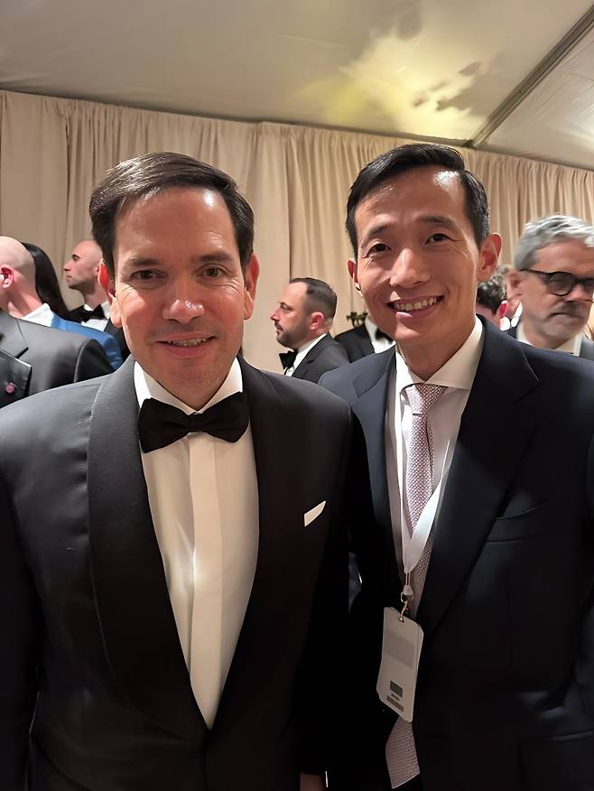 김동관 한화그룹 부회장이 2025년 1월 도널드 트럼프 미국 대통령 취임식에서 마코 루비오 국무부 장관과 기념 촬영하고 있다. 사진=한화그룹