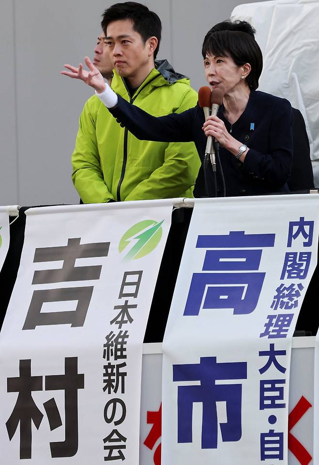 다카이치 사나에 일본 총리(오른쪽)와 요시무라 히로후미 일본유신회 대표가 지난달 27일 일본 도쿄에서 선거 유세를 하고 있다. 로이터연합뉴스