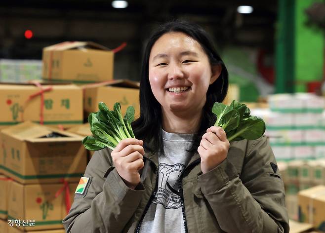 허은정 동화청과 경매사가 지난달 20일 서울 송파구 가락농수산물도매시장에서 경매 준비를 하며 환히 웃고 있다.  서성일 선임기자