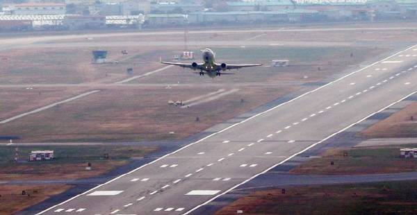 김해공항에서 이륙하는 항공기.