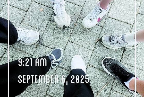 Participants of an imjang group put their feet together before starting a tour of apartment complexes in southern Seoul. [WOO JI-WON]