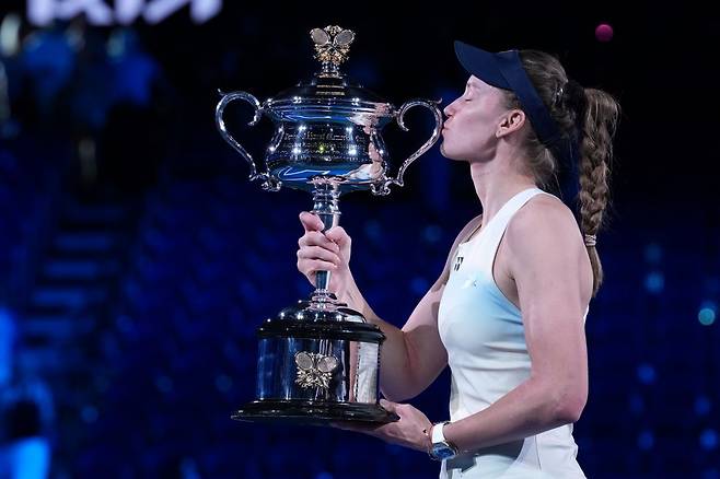 엘레나 리바키나가 31일(현지 시간) 2026 호주오픈 여자 단식 정상에 올라 우승 트로피에 입을 맞추고 있다. AP뉴시스