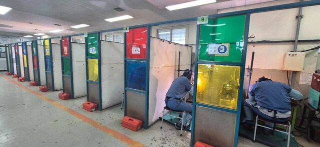 지난 29일 화성직업훈련교도소에서 수용자들이 용접 실습을 하고 있다. 법무부 제공