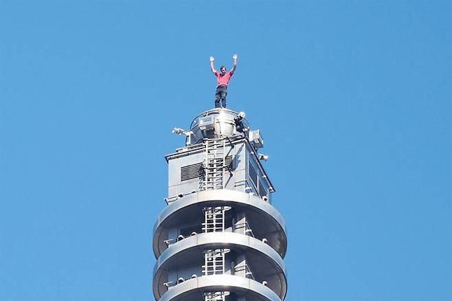 타이베이 101 타워를 맨몸으로 오른 알렉스 호놀드