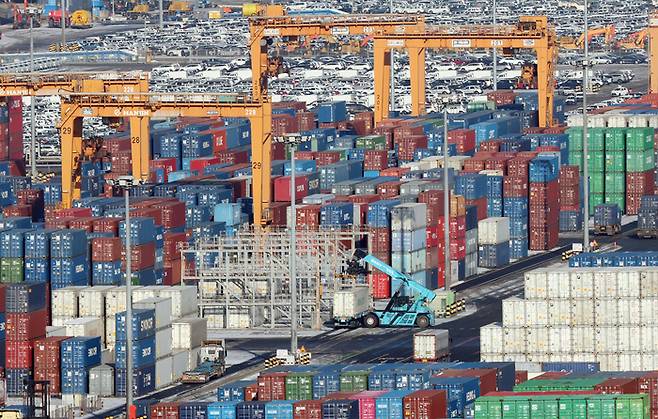 경기 평택시 포승읍 평택항에 수출용 컨테이너가 쌓여있다. 기사와 관계없는 사진. [뉴스1]