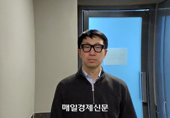 이 사진은 거울 앞에서서 손가락으로 프리뷰 화면을 줌인 시킨 후에 촬영한 것입니다.  지금 저는 렌즈 하단에 있는 디스플레이를 보면서 촬영 중입니다.