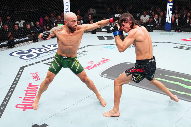 볼카노프스키는 페더급 챔피언 탈환 후 첫 방어전에서 로페스를 상대로 또 한 번 승리, 1차 방어에 성공했다. 사진=X