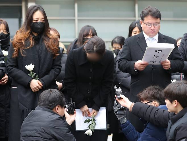 항소한 특수교사 A씨(가운데)가 인사를 하는 모습/사진=뉴스1