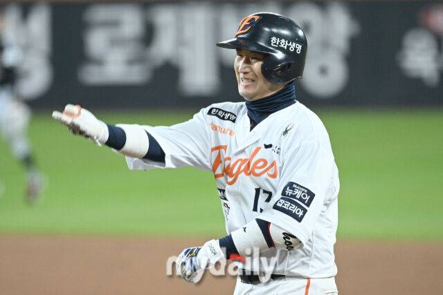 30일 대전 한화생명 볼파크 야구장에서 열린 '2025 신한 SOL 뱅크 KBO 한국시리즈 4차전' LG 트윈스와 한화 이글스 경기. 한화 최재훈이 8회말 2사 2루에 1타점 적시타를 친 후 기뻐하고 있다./마이데일리