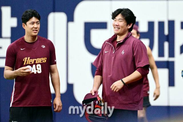 1일 오후 서울 고척스카이돔에서 진행된 '2025 프로야구 KBO리그' 두산-키움의 경기. 경기 전 키움 정찬헌이 동료들과 함께 이야기를 나누고 있다./마이데일리