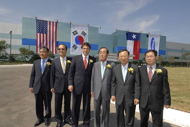 2007년 6월 당시 윤종용(왼쪽 네 번째) 삼성전자 부회장과 황창규(오른쪽 두 번째) 삼성전자 사장, 릭 페리(왼쪽 세 번째) 미국 텍사스 주지사 등이 삼성전자 오스틴 반도체 공장에서 열린 12인치(300㎜) 웨이퍼 전용 생산라인 준공식에서 기념촬영하고 있다. [게티이미지]
