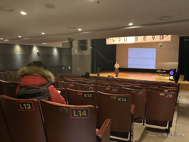 지난달 27일 오전 누구나 청춘무대 노래 프로그램이 진행되는 모습. 정주원 기자