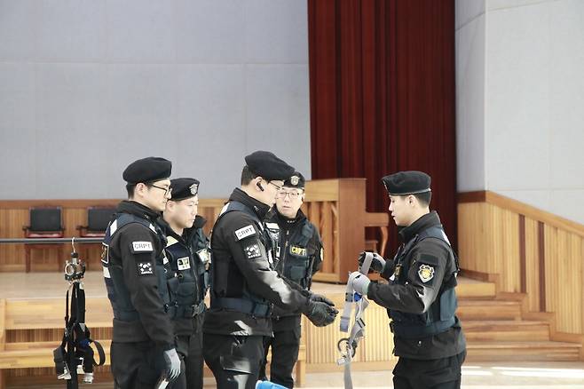 지난달 29일 경기도 화성직업훈련교도소에서 진행된 교정시설 현장 진단에서 기동순찰팀(CRPT)이 수용자 호송용 장비를 시연하고 있다. [법무부 제공]