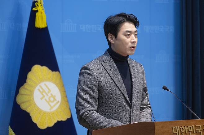 한준호 더불어민주당 의원이 1일 국회 소통관에서 민주당 정청래 대표가 제의했던 조국혁신당에 대한 합당 제안 철회를 요청하는 기자회견을 하고 있다. [연합]