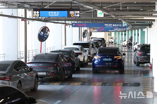 [인천공항=뉴시스] 이영환 기자 = 아시아나항공의 제2여객터미널 이전 등 인천국제공항 제2여객터미널 단기 주차장의 주차난이 이어지고 있는 28일 오전 인천국제공항 제2여객터미널 단기 주차장의 주차구역이 아닌 곳에 차량들이 주차되어 있다.2026.01.28. 20hwan@newsis.com