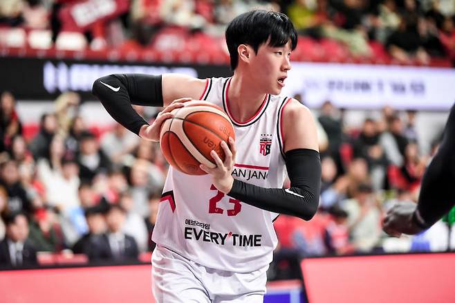 [서울=뉴시스] 프로농구 안양 정관장의 전성현. (사진=KBL 제공)