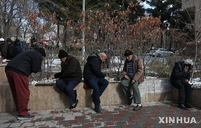 [신화/뉴시스] 1월 21일 이란 수도 테헤란 모습으로 체스를 두고 있다