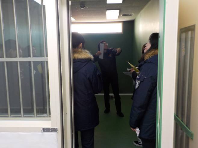 여성 수용동 '진정실'에 대해 기자가 설명을 듣고 있는 모습. 화성직업훈련교도소 제공