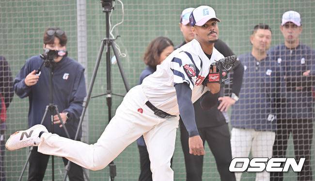 [OSEN=타이난(대만) , 이석우 기자] 프로야구 롯데 자이언츠가 1일(한국시간) 대만 타이난 아시아-태평양 국제야구센터에 스프링캠프를 차리고 구슬땀을 흘렸다.김태형 감독 등&nbsp;코치진과 투수&nbsp;20명,&nbsp;포수&nbsp;5명,&nbsp;내야수&nbsp;9명,&nbsp;외야수&nbsp;7명 등 총&nbsp;41명의 선수단이 1월 20일까지 1차 캠프에서 체력 강화와 기술 훈련을 치른 뒤 21일부터 3월 5일까지 일본 미야자키로 옮겨 2차 캠프에서 구춘리그에 참가해 실전 감각을 점검한다.롯데 로드리게스가 불펜투구를 하고 있다. 2026.02.01 / foto0307@osen.co.kr