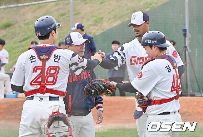 [OSEN=타이난(대만) , 이석우 기자] 프로야구 롯데 자이언츠가 1일(한국시간) 대만 타이난 아시아-태평양 국제야구센터에 스프링캠프를 차리고 구슬땀을 흘렸다.김태형 감독 등&nbsp;코치진과 투수&nbsp;20명,&nbsp;포수&nbsp;5명,&nbsp;내야수&nbsp;9명,&nbsp;외야수&nbsp;7명 등 총&nbsp;41명의 선수단이 1월 20일까지 1차 캠프에서 체력 강화와 기술 훈련을 치른 뒤 21일부터 3월 5일까지 일본 미야자키로 옮겨 2차 캠프에서 구춘리그에 참가해 실전 감각을 점검한다.롯데 로드리게스가 불펜투구를 마치고 손성빈과 하이파이브를 하고 있다. 2026.02.01 / foto0307@osen.co.kr