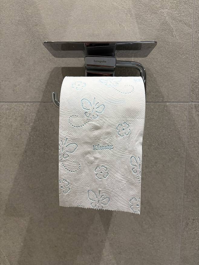 튀어 오르는 미세 비말은 눈에 보이지 않는 세균 폭탄이다. 이 비말들이 화장실 벽면과 휴지에 붙어 가족 건강을 위협할 수 있다. 사진=김현주 기자